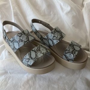 CROCS LiteRide Brooklyn snakeskin print 2” low wedge platform sandals